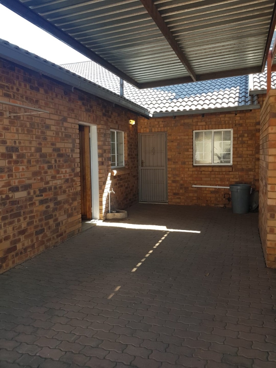 To Let 3 Bedroom Property for Rent in Ifafi North West
